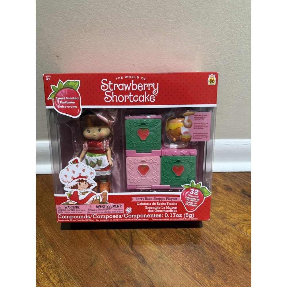 Strawberry Shortcake Poseable Doll & Berry Bake Shoppe Playset with Oven